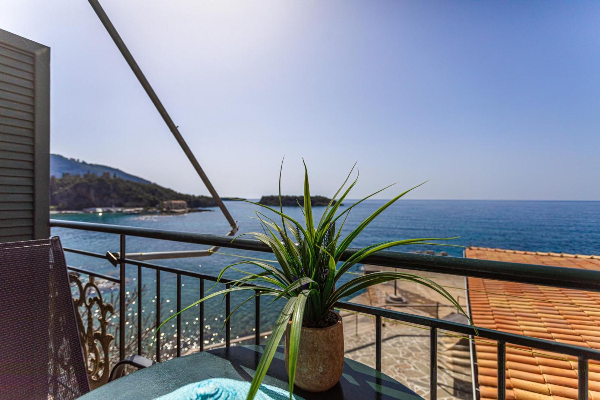 Marina Aparthotel Kardhamili Bagian luar foto