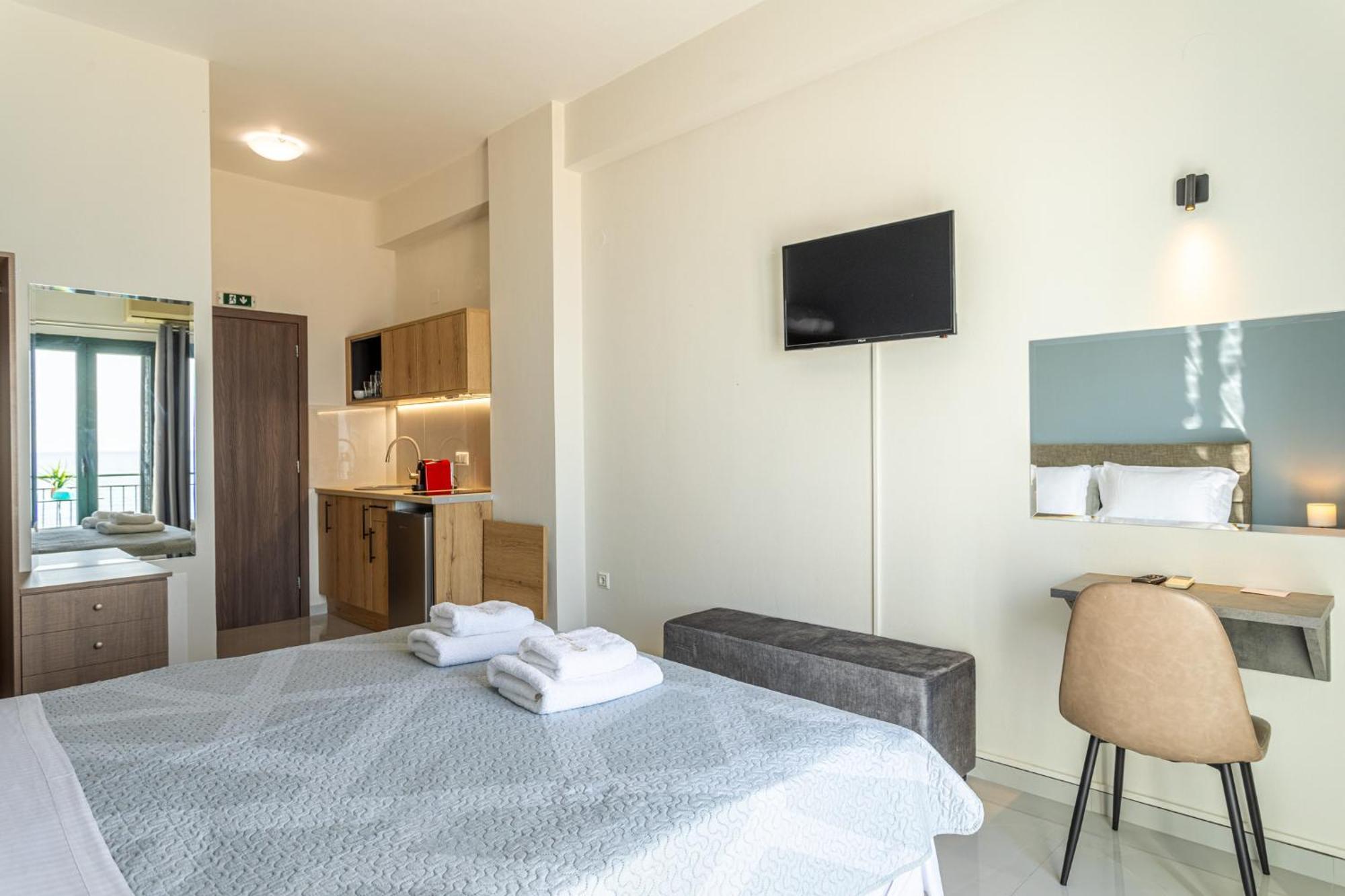 Marina Aparthotel Kardhamili Bagian luar foto